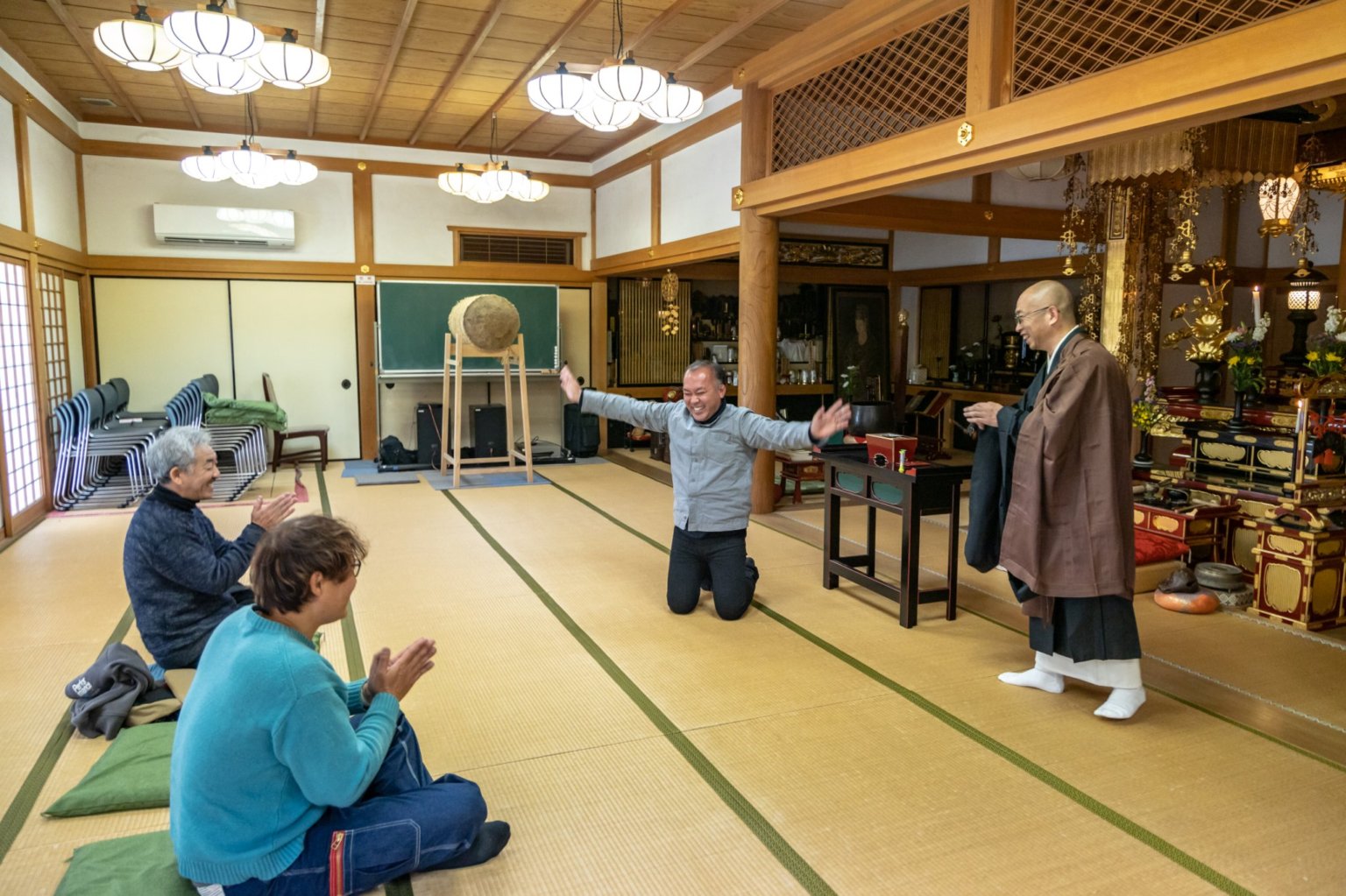 しずやん和尚と参加者たちの笑顔